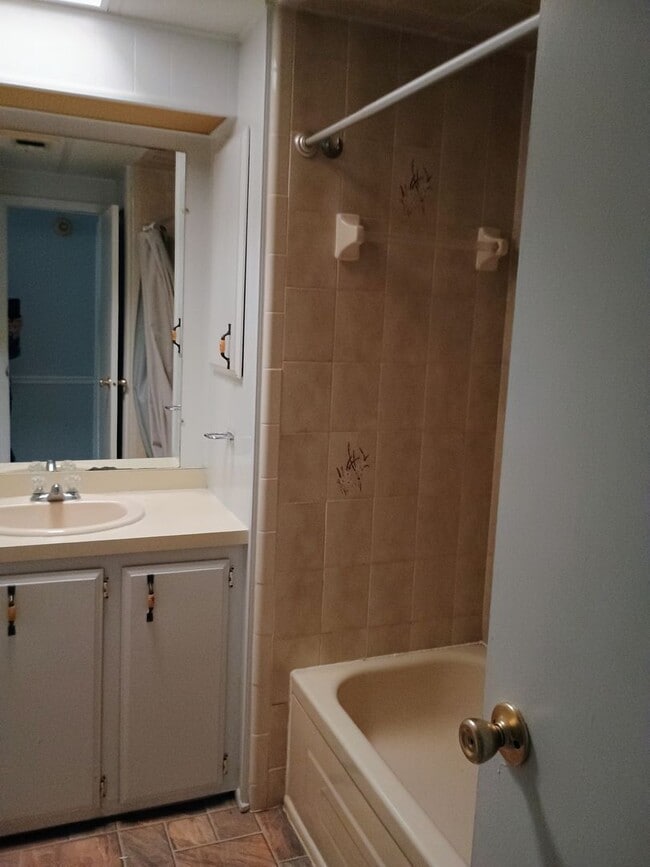 Building Photo - 2 Bedroom 2 bathroom