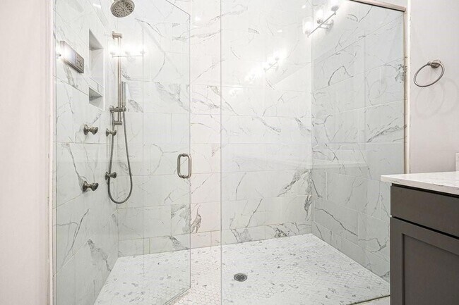 Building Photo - 123 Village Green Ave