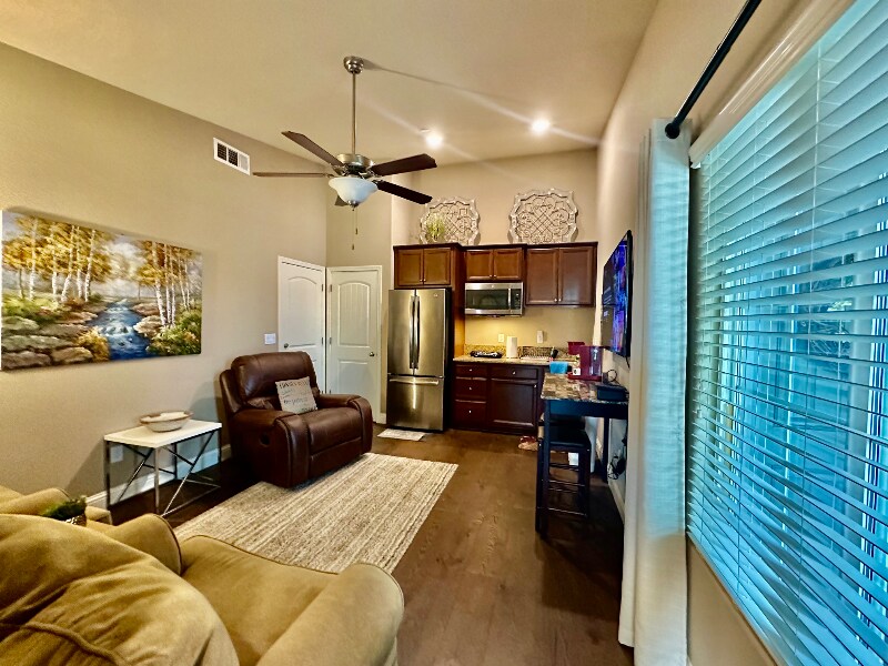 Building Photo - 471 Rosewood Ave