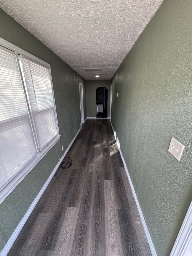 Building Photo - 2 Bedroom, 1 Bathroom with fenced yard, and is centrally located in Wichita Ks