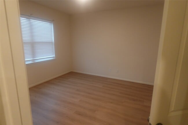 Building Photo - 300 Eastwood Flats Dr