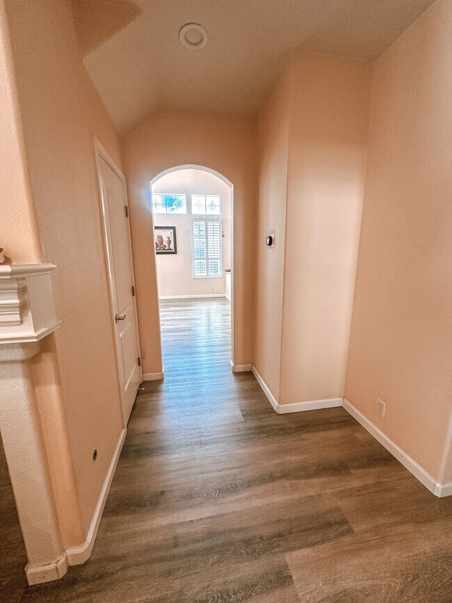 Building Photo - Home in Pleasanton Available!