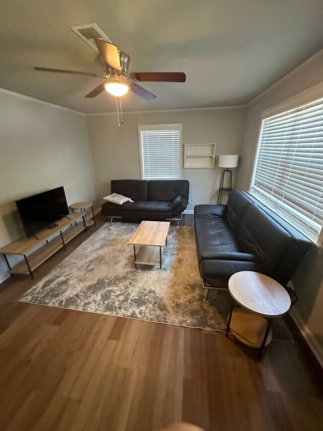 Building Photo - Duplex down town prattville