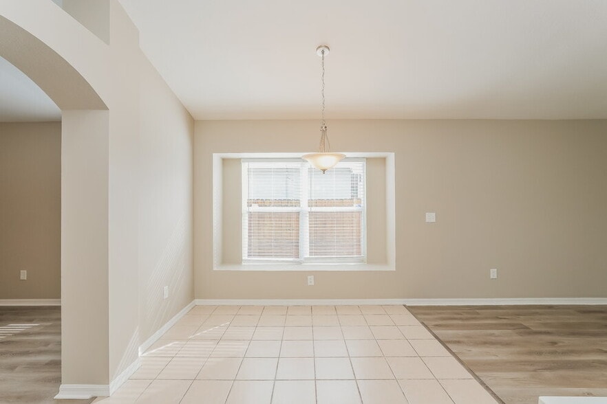 Building Photo - 411 Sand Ridge Dr