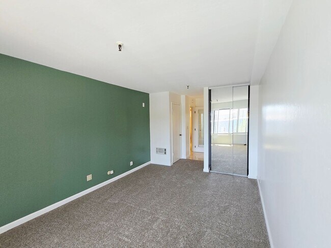 Building Photo - Top Floor Condo Unit