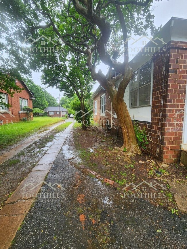 Building Photo - Newly Renovated 3-Bedroom Home Near Downto...