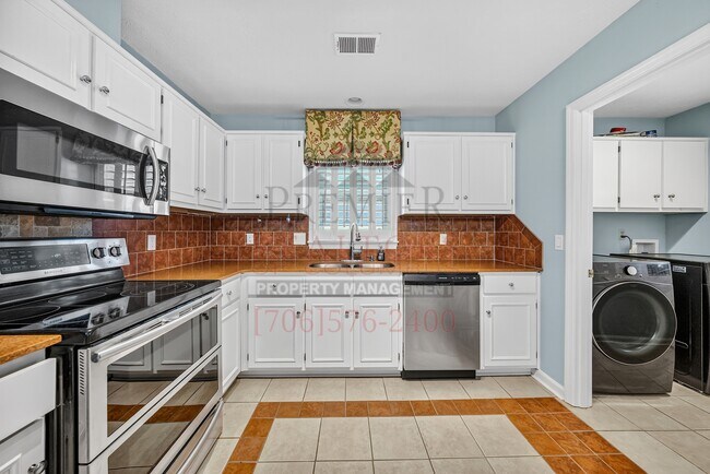 Building Photo - 7005 Robin's Nest Dr