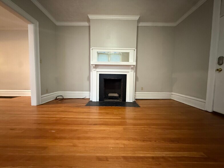 Building Photo - 425 Reinhard Ave