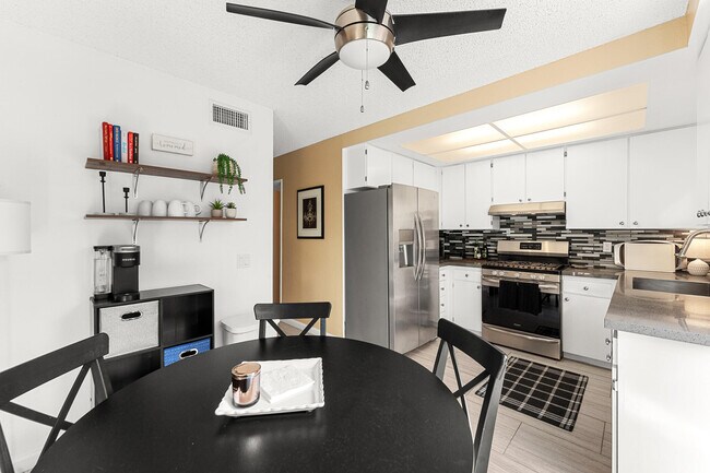 Building Photo - 2074 N Mira Vista Way
