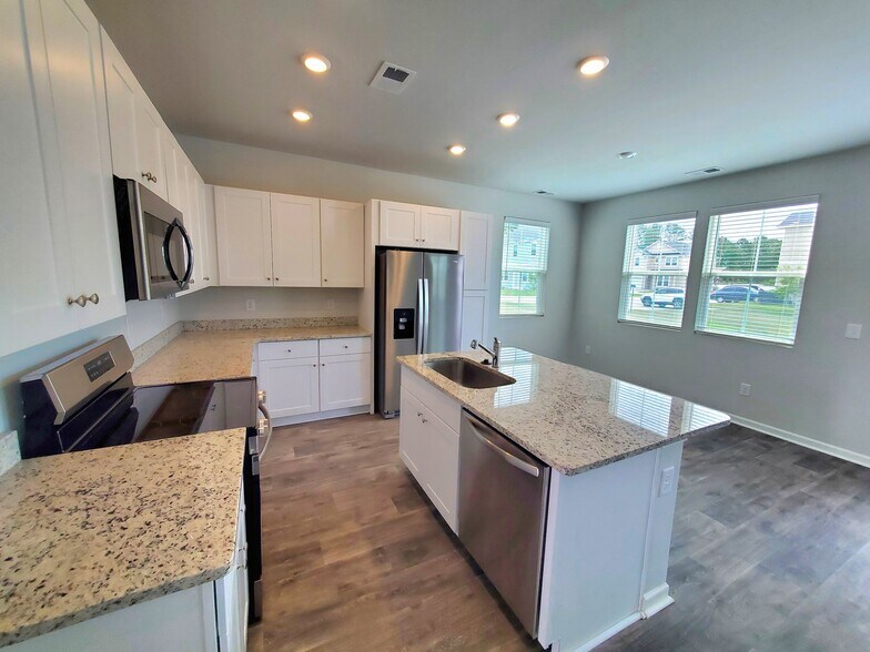 Building Photo - 174 Cypress Holw Dr