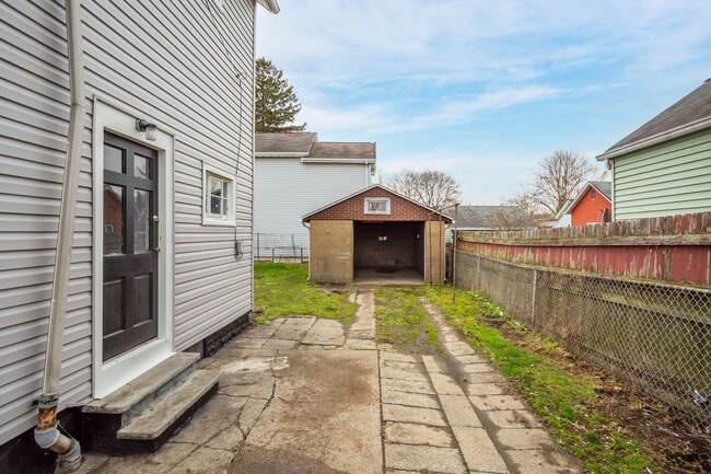 Building Photo - SCORE 50% OFF 1ST MONTH'S RENT IF SIGNED BY JUNE 5! Beautiful 3 bedroom home in Coraopolis availa...