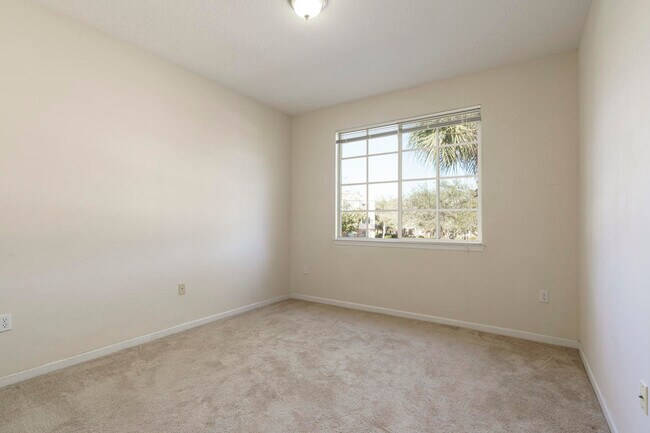 Building Photo - 1201 Myrtlewood Cir E