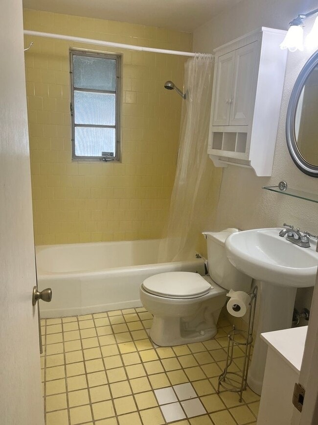 Building Photo - 3321 N Tyndall Ave