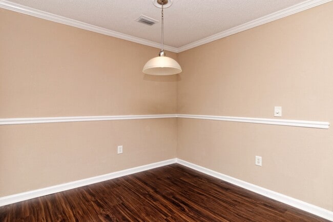 Building Photo - Amazing two bedroom 2nd Floor, Summer House Available June 19!