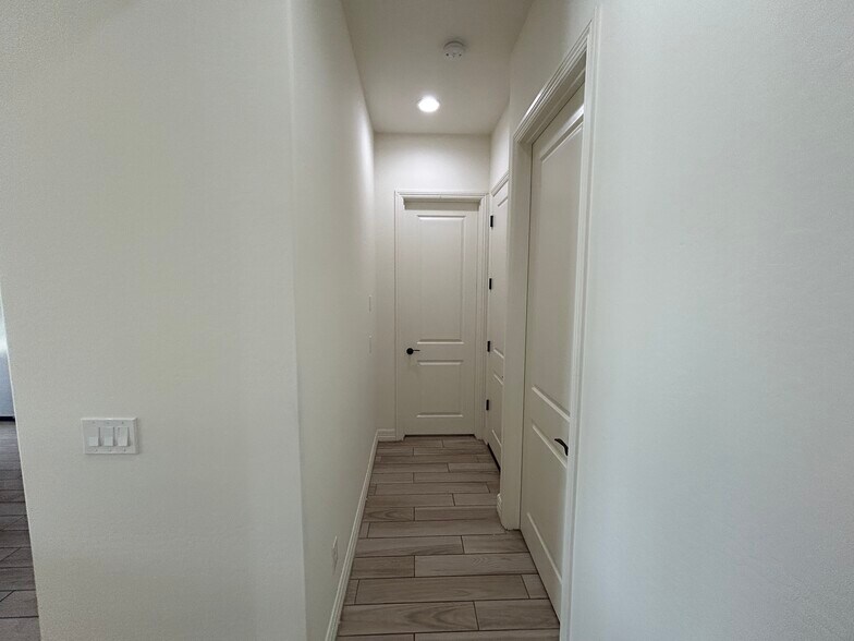 Building Photo - 1811 E Aster Pl