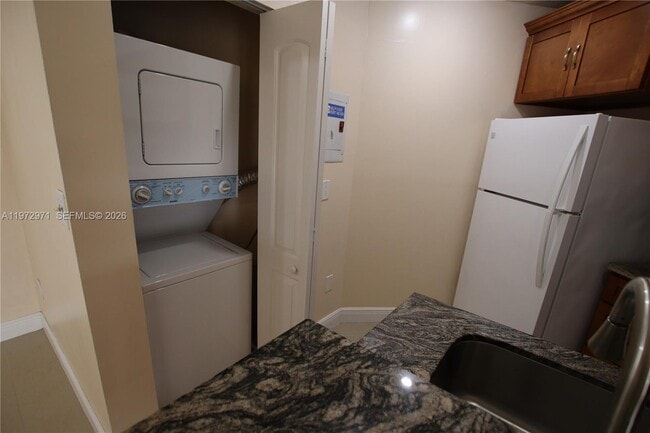 Building Photo - 690 W Park Dr