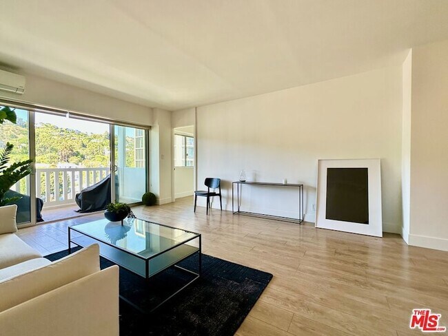 Building Photo - 999 N Doheny Dr