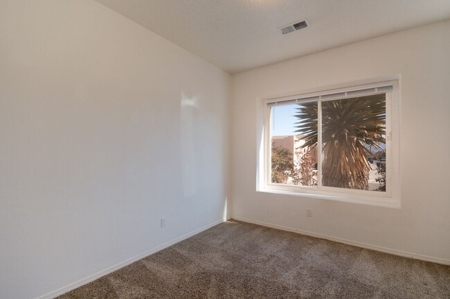 Building Photo - Amazing 3 Bedroom Near Rust Medical Center!!