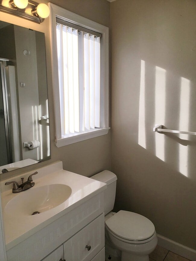 Building Photo - Enjoy Lakefront Luxury Year Round!