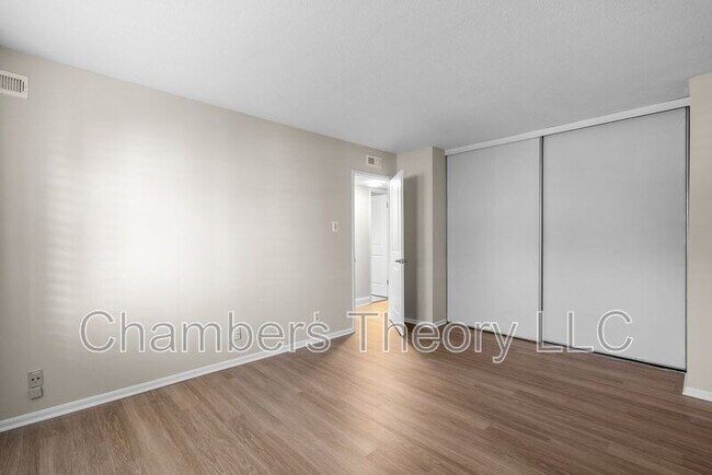 Building Photo - 309 Yoakum Pkwy