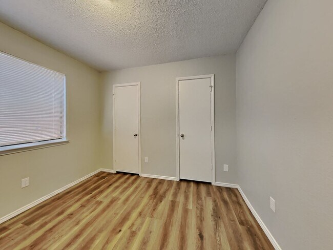 Building Photo - Charming 3 Bed Home for Rent in Dallas | Vaulted Ceilings | 2-Car Garage