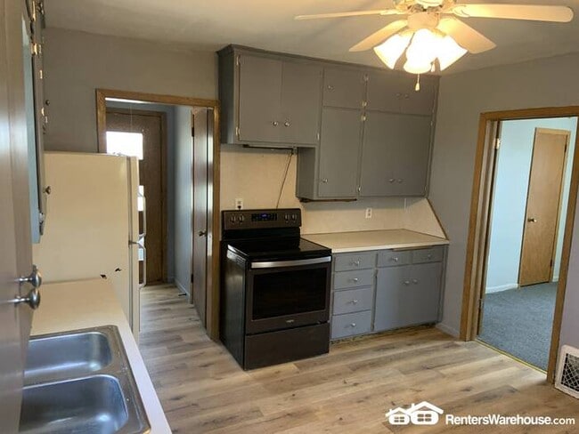 Building Photo - Beautifully Remodeled SFH in Plato Availab...