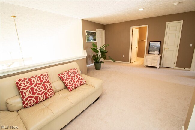 Building Photo - 4977 Lake View Dr