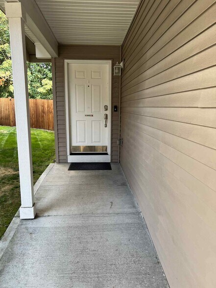 Covered entryway - 6512 Newaukum Pl NE