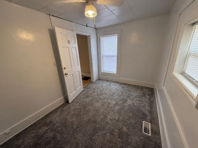 Building Photo - Large Duplex Available 6BD 2 BTH