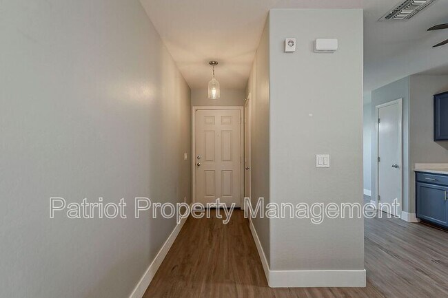 Building Photo - 13930 W Country Gables Dr