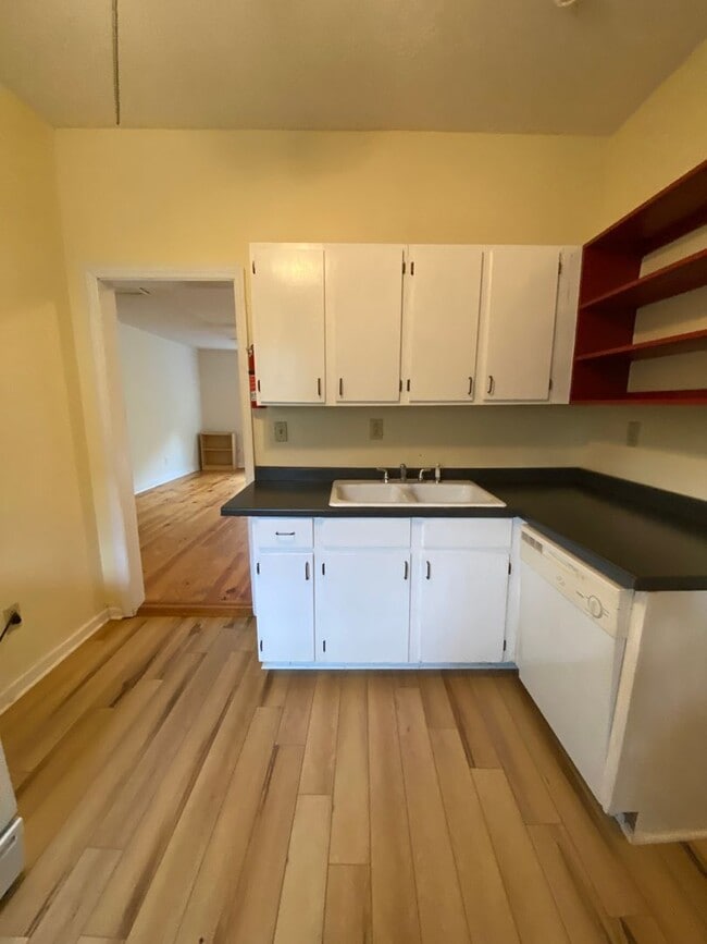 Primary Photo - 2 Bedroom House with Fenced Backyard near ...