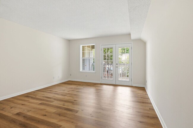 Building Photo - Updated 2BR Townhome in Prime Chapel Hill Location with Pool & Tennis!