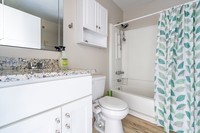 full bathroom - 3089 Huntleigh Dr