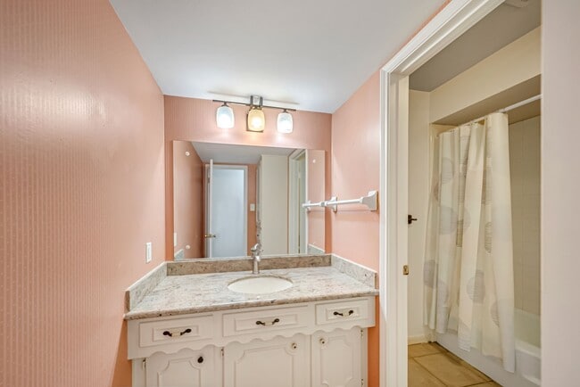 Building Photo - 10732 Briar Forest Dr