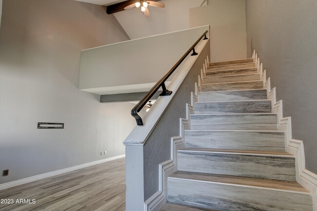 Building Photo - 2215 W Augusta Ave