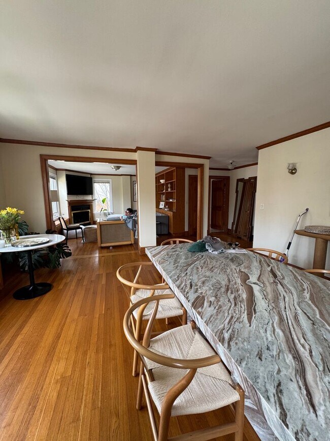 Building Photo - Move In June 1st 2026! 2 Bedroom 2 bath - Pet's OK - Wilmette