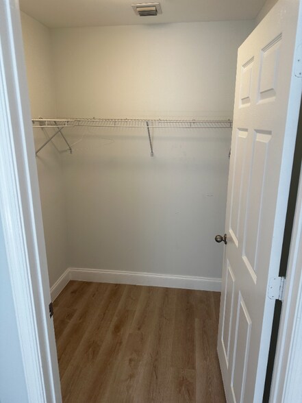 Building Photo - 2691 Albatross Rd N