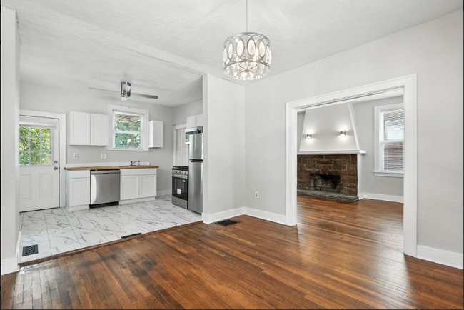 Building Photo - "Charming 3-Bed Retreat with Gleaming Hardwood Floors on Beacon Hill Avenue!"