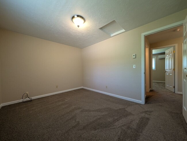 Building Photo - Nice 2 bed/1.5 bath condo in West Eugene