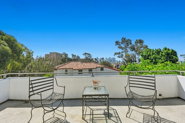 Building Photo - Gorgeous 3 Bed/3 Ba Home Tucked Away in th...