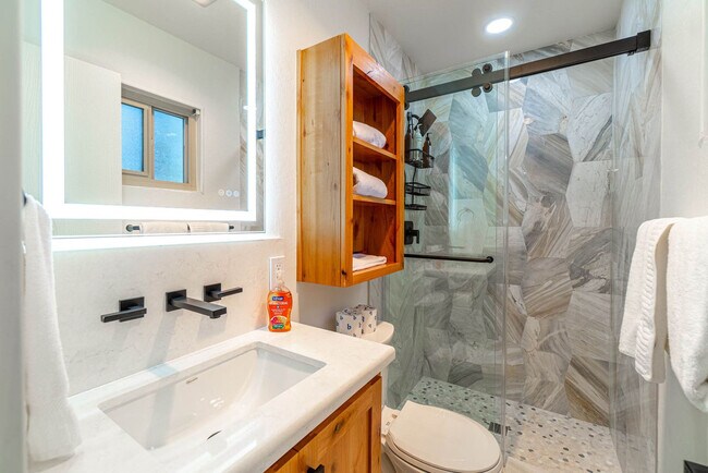 Building Photo - 820 Oriole Way
