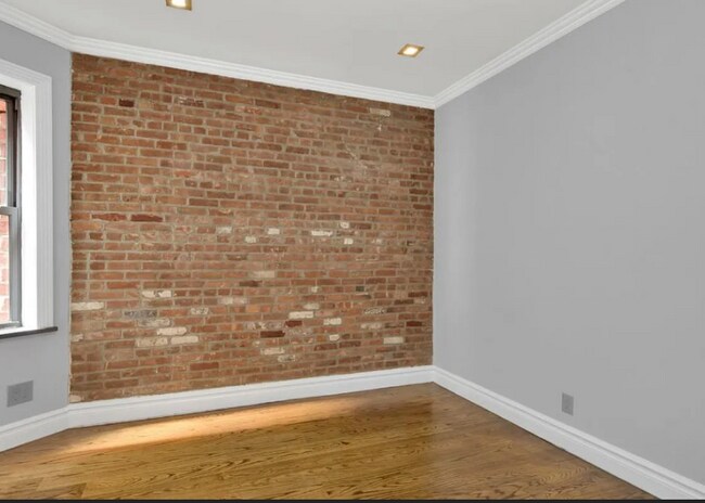 Building Photo - 215 E 23rd St