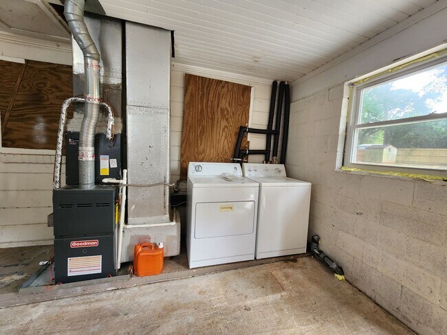 Building Photo - 2 Bedroom, 1 Bath Home in Oakhurst