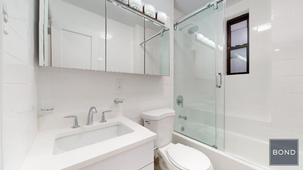 Building Photo - 25 W 68th St