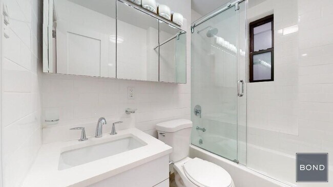 Building Photo - 25 W 68th St