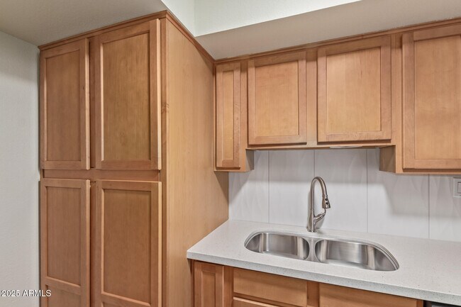 Building Photo - 3825 E Camelback Rd