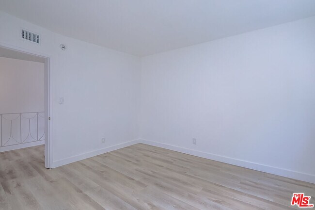 Building Photo - 823 S Detroit St