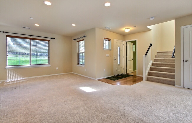 Building Photo - Open Floor Plan Home!  3 Bedroom, 2.5 bath with Loft