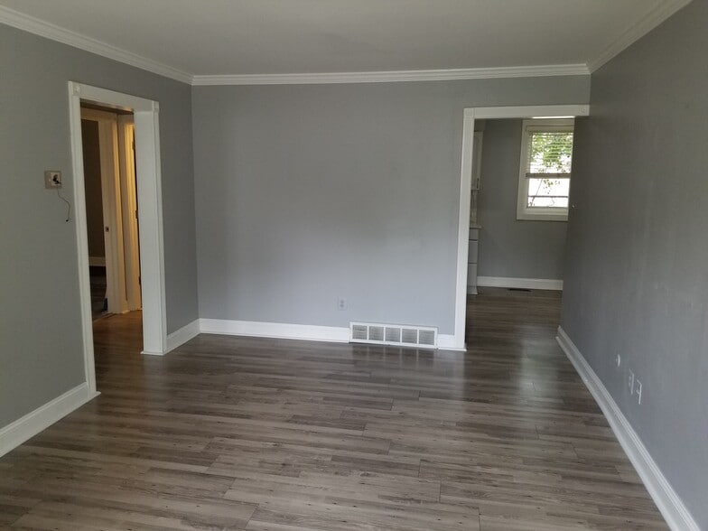 Building Photo - 4030 W 13 Mile Rd