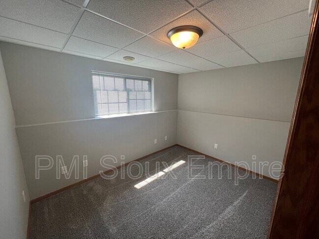 Building Photo - 4829 S Wilson Ave